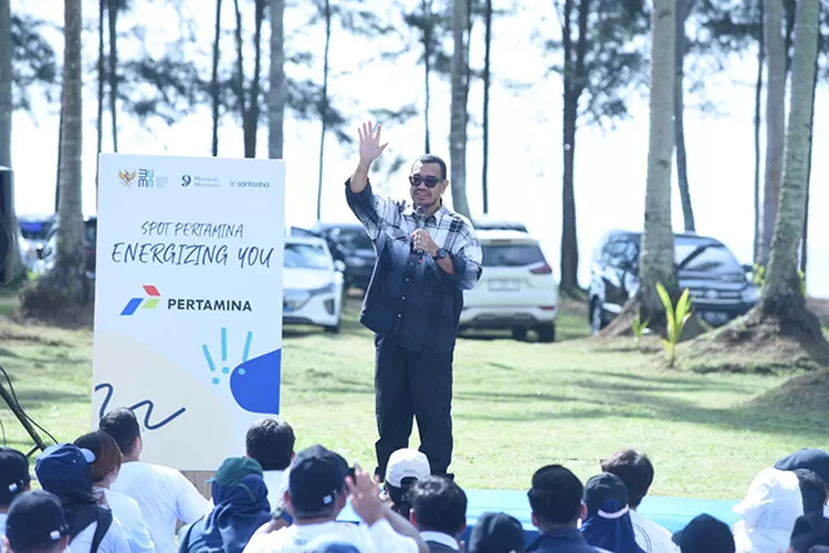 Staf Khusus III Menteri BUMN Arya Sinulingga pada Program 1000 Manusia Bercerita, Selasa (27/2/2024) di Watu Beach Lamaru, Balikpapan. ( Dok Pertamina)