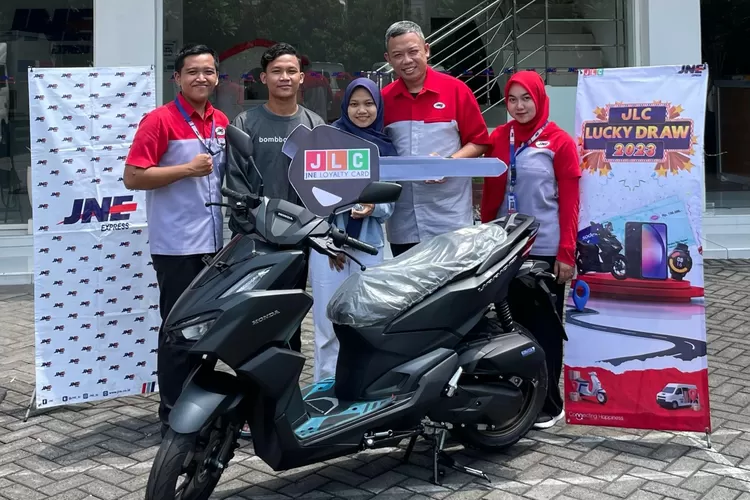 Grand Prize 1 unit motor diberikan kepada Shofiun Niswah sebagai pemenang JLC Lucky Draw 2023 diberikan langsung oleh Pocha Aditya Pratama, Kepala Cabang JNE Pasuruan.  (Istimewa)