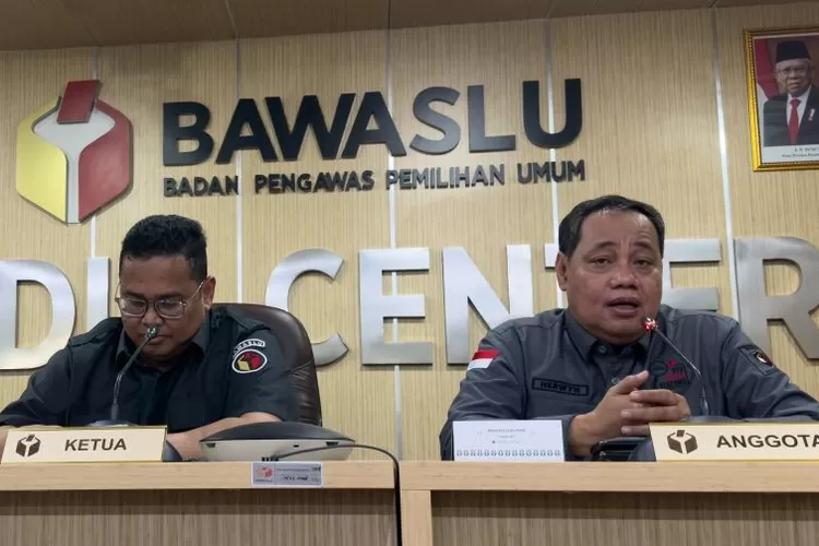 Ketua Bawaslu RI Rahmat Bagja (kiri) bersama Anggota Bawaslu RI Herwyn J. H. Malonda saat memberikan keterangan di Gedung Bawaslu RI, Jakarta, Selasa (27/2/2024).  (ANTARA/Rio Feisal)