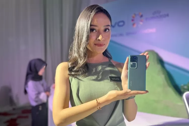 Seorang pegawai Vivo menunjukan produk teranyar Vivo V30 Pro warna hijau khatulistiwa di Jakarta, Rabu.  (ANTARA/Putri Hanifa)