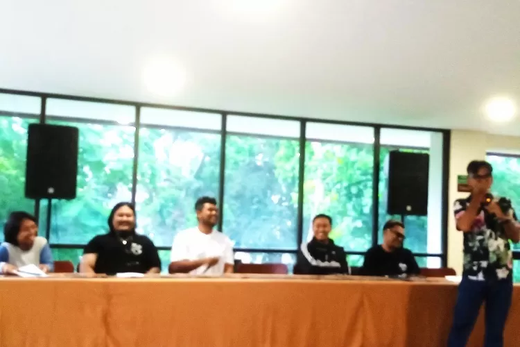 Pihak panitia dan perwakilan pengisi acara saat memaparkan seputar musik festival bertajuk Bersua.  (Foto: Sulistyanto)
