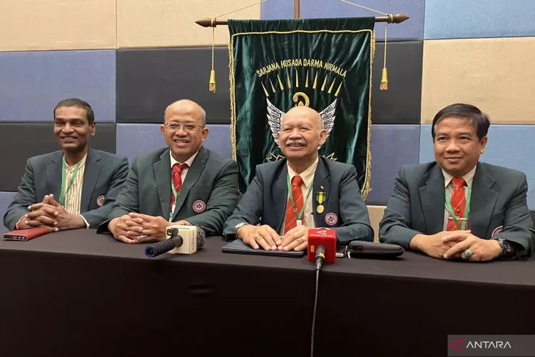 Ketua Majelis Kehormatan Etik Dokter (MKEK) Ikatan Dokter Indonesia (IDI) Djoko Widyarto (kedua kanan) saat konferensi pers di Jakarta, Sabtu.  (ANTARA/Putri Hanifa)