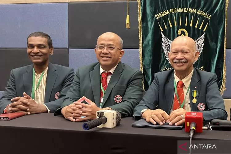 Ketua Umum Pengurus Besar Ikatan Dokter Indonesia (PB IDI) Mohammad Adib Khumaidi (tengah) saat konferensi pers di Jakarta, Sabtu.  (ANTARA/Putri Hanifa  )