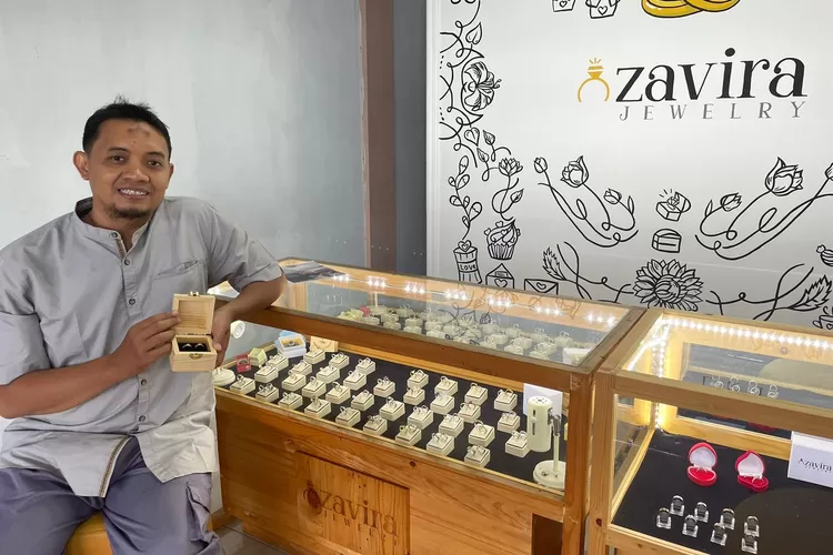 Bimo Hery Prabowo, owner Zavira Jewelry yang spesialis membuat cincin kawin handmade. (Istimewa)