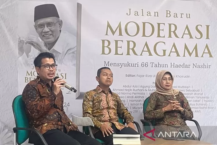 Konferensi pers peluncuran buku &ldquo;Jalan Baru Moderasi Beragama: Mensyukuri 66 Tahun Haedar Nashir&rdquo; di Perpustakaan Nasional (Perpusnas), Jakarta, Senin (4/3/2024).  (ANTARA/Lifia Mawaddah Putri)
