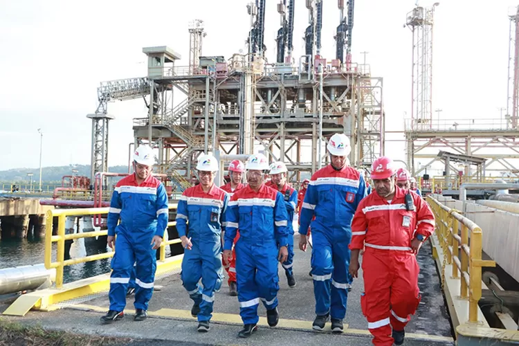 Direksi dan jajaran Management PT Perta Arun Gas melaksanakan kunjungan ke plant site, pekan lalu. (Dok Pertamina)
