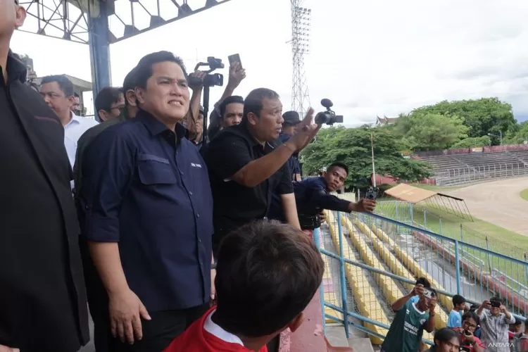Ketua Umum (Ketum) Persatuan Sepakbola Seluruh Indonesia (PSSI) Erick Thohir saat meninjau Stadion Gor Haji Agus Salim di Kota Padang, Rabu (6/3/2024).  (Foto : Antara)