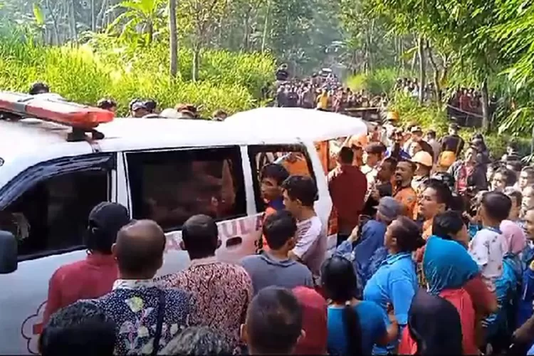 Evakuasi korban Jembatan Gabus ambrol di Salatiga. (Dok warga)