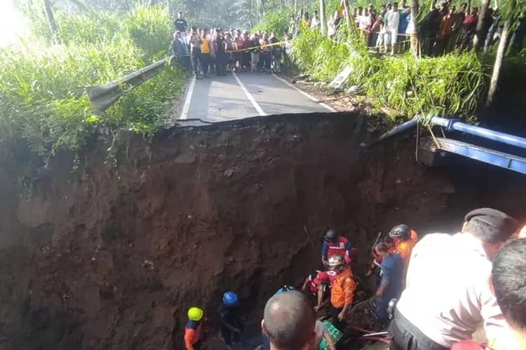Jembatan Gabus Randuacir Salatiga ambrol yang mengakibatkan satu orang meninggal dunia dan dua lainnya luka-luka. (Dok warga.)