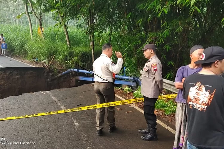 Jembatan Gabus ambrol segera dibangun lagi oleh DPUPR Salatiga. (Dok Polres Salatiga)