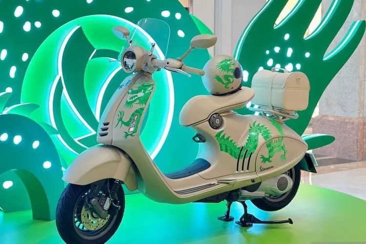 Vespa 946 Dragon dipamerkan di Plaza Indonesia, Jakarta, Jumat (8/3/2024).  (ANTARA/Pamela Sakina)