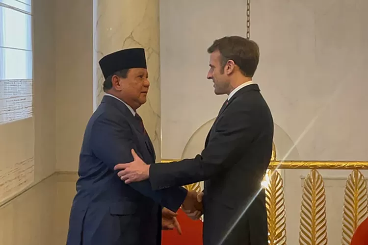 Prabowo Subianto bersalaman dengan Presiden Prancis Emmanuel Macorn.  (Tim Media Prabowo)