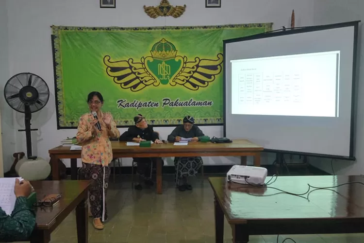 Dr. Sri Ratna Saktimulya, M.Hum memaparkan materinya.  (Teguh Priyono)