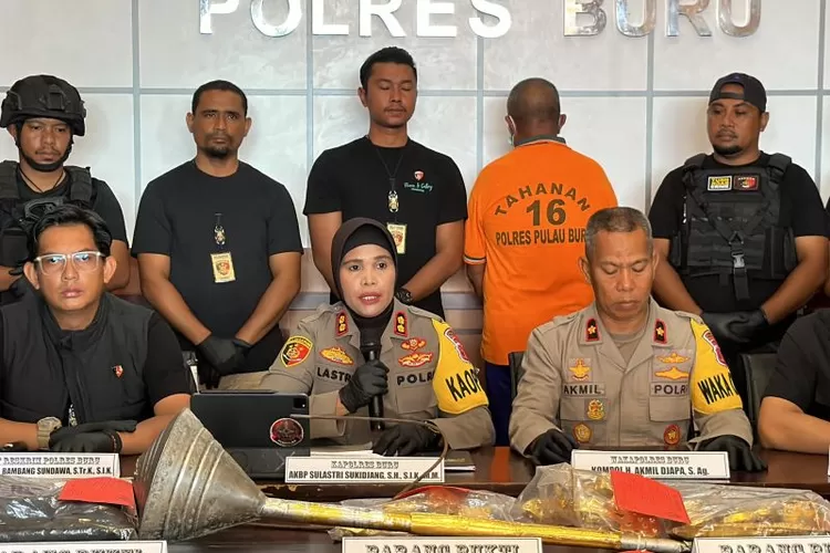 Kapolres Buru AKBP Sulastri Sukidjang, saat konferensi pers di Mapolres Buru, Namlea, Senin (11/3).  (ANTARA/HO-Polres Buru)