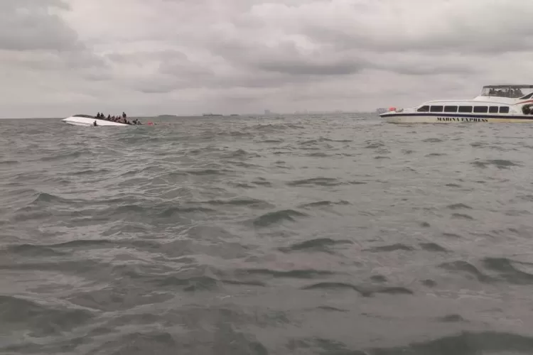 Evakuasi kapal KM Parikudus yang terbalik di perairan Pulau Rambut Kepulauan Seribu pada Senin (11/3/2024). (ANTARA/HO-Polres Kepulauan Seribu)