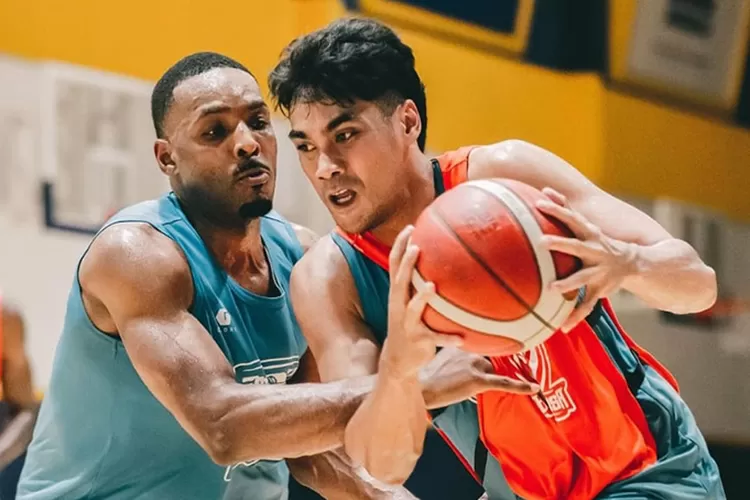 Pemain Bima Perkasa Jogja menjalani latihan jelang laga tandang melawan Kesatria Bengawan Solo pada IBL 2024. (Instagram @bimaperkasajgj)