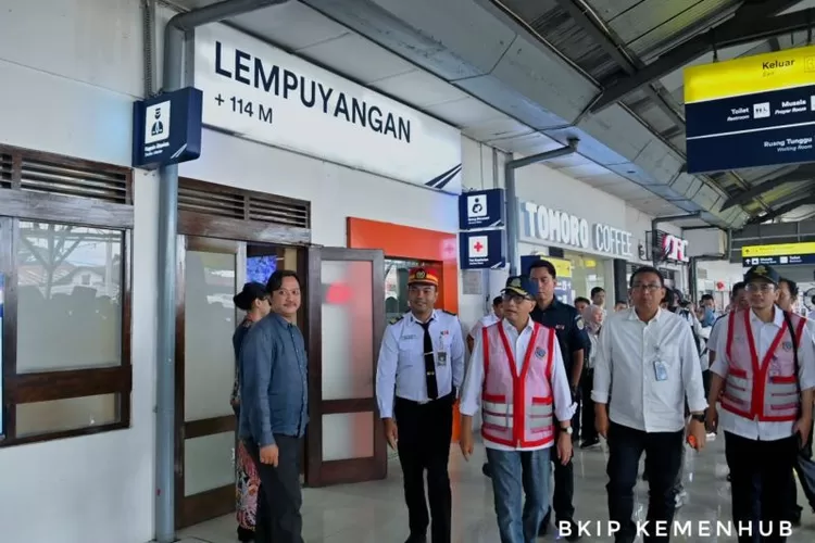 Menteri Perhubungan Budi Karya Sumadi (tengah) meninjau Stasiun Lempuyangan di Yogyakarta. ( ANTARA/HO-Humas Kemenhub )