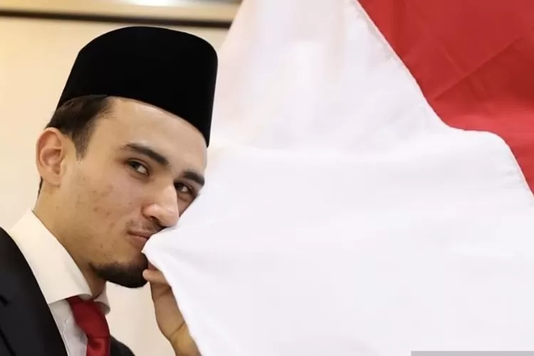 Pesepak bola kelahiran Rotterdam, Belanda 22 Desember 2001, Nathan Tjoe-A-On saat mengambil sumpah menjadi Warga Negara Indonesia (WNI) di Kantor Wilayah Kementerian Hukum dan Hak Asasi Manusia (Kemenkumham) DKI Jakarta pada Senin malam (11/3/2024). ( ANTARA/Instagram Erick Thohir)