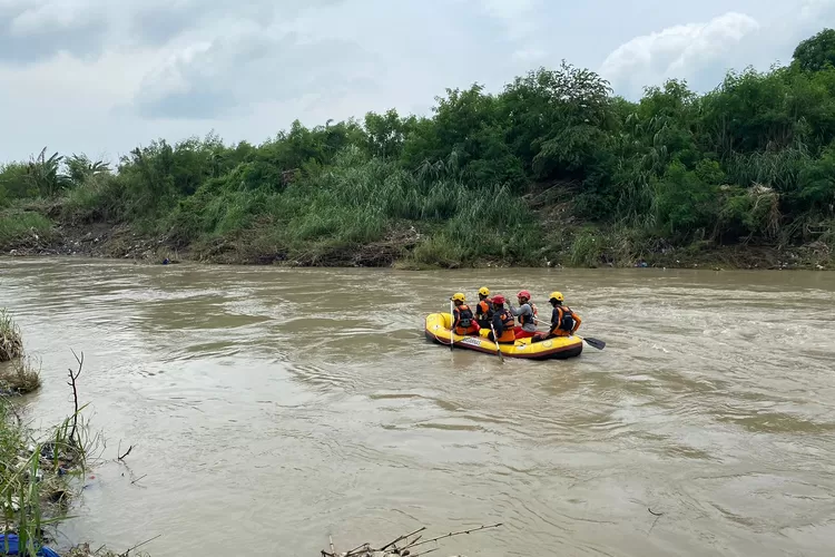 Pencarian korban Masruri di Sungai Gung Kabupaten Tegal, Jateng.  (Foto: Dok SAR Semarang)