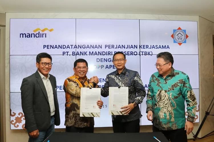 Bank Mandiri dan APERSI menjalin kerja sama ditandai dengan penandatanganan yang dilakukan Direktur Jaringan and Retail Banking Bank Mandiri Aquarius Rudianto dan Ketua Umum APERSI Junaidi Abdillah di Jakarta, Jumat (15/3/2024).  (Foto: Dok. Istimewa)