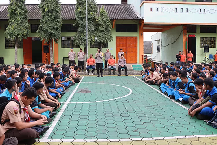 Kapolres Salatiga, AKBP Aryuni Novitasari Binluh di SMK Saraswati Salatiga.  (Dok Humas Polres Salatiga )