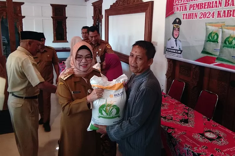 Bupati Sukoharjo Etik Suryani saat penyaluran bantuan beras CPP di Balai Desa Pranan Kecamatan Polokarto.  (Wahyu imam ibadi)