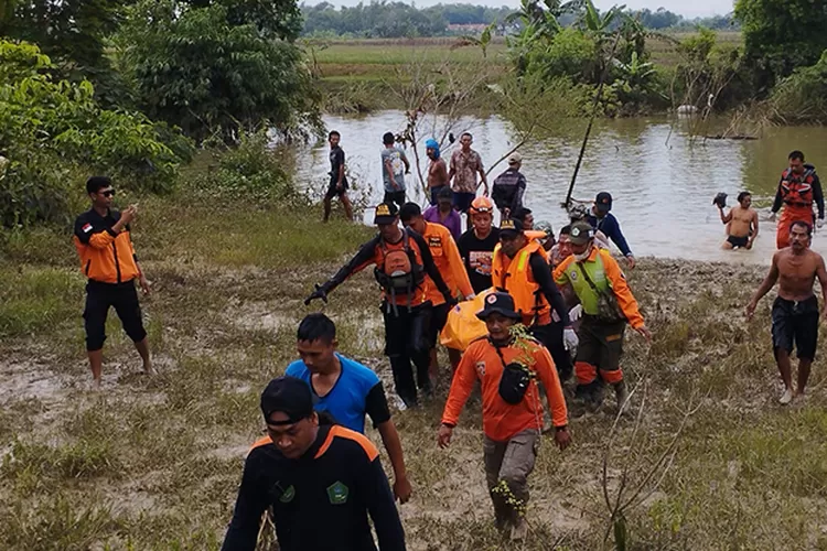 Dua korban santriwati yang hanyut diterjang banjir ditemukan Tim SAR Gabungan di Grobogan, Jateng.   (Dok SAR Semarang)
