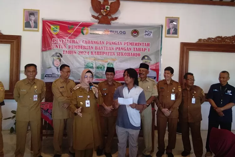 Bupati Sukoharjo Etik Suryani menerima pengajuan Joko Sukirman namanya dicoret penerima beras CPP 2024 karena sudah menjadi warga mampu.  (Wahyu imam ibadi)