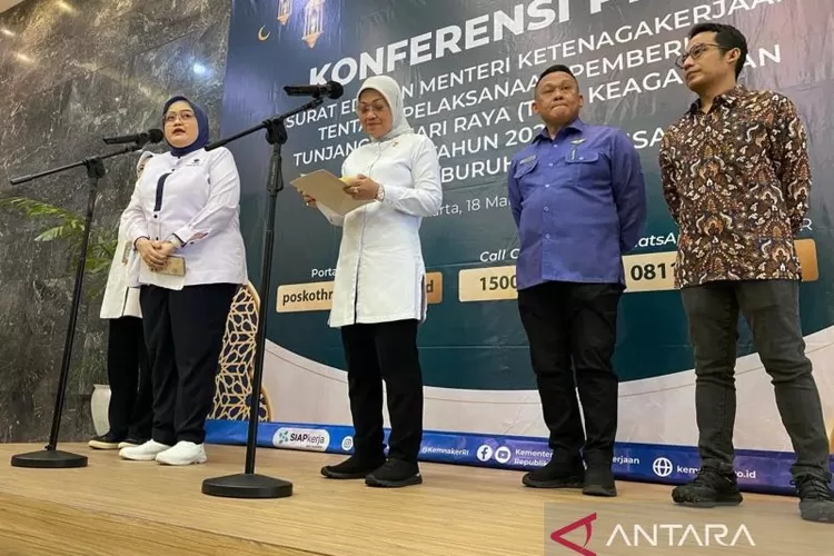  Menaker Ida Fauziyah (tengah) dalam konferensi pers di Kantor Kemnaker, Jakarta, Senin (18/3) ( ANTARA/Prisca Triferna)