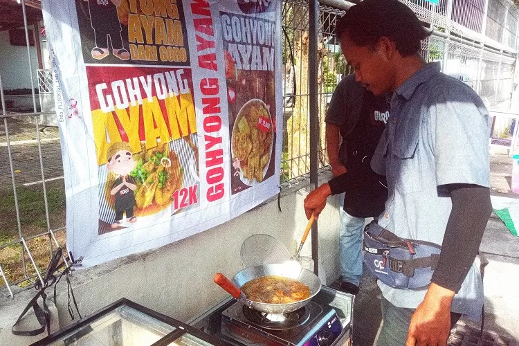Warga yang berburu makanan untuk buka puasa, salah satunya bisa datang ke lapak yang menyediakan gohyong ayam.  (Foto: Sulistyanto)