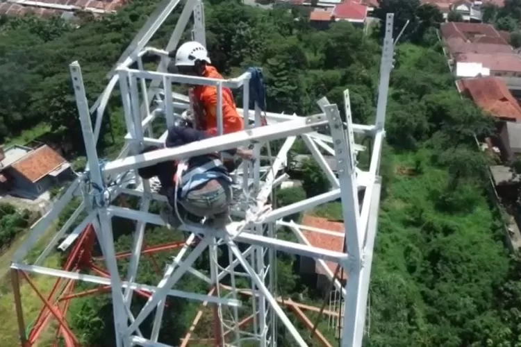 Pekerja bongkaran tower terjepir besi di Slawi Jateng.  (Foto: Dok. SAR Semarang)