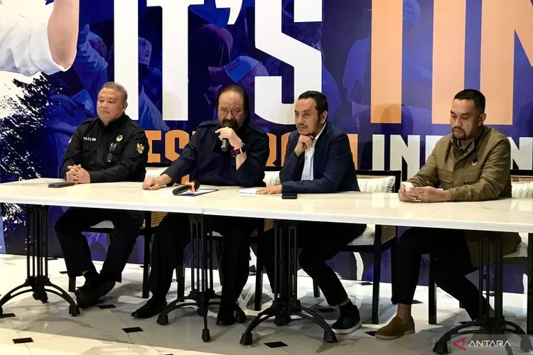 Ketua Umum Partai NasDem Surya Paloh (dua kiri) menyampaikan pernyataan sikap partai yang menerima hasil Pemilu 2024 dalam jumpa pers di Kantor DPP Partai NasDem, Jakarta, Rabu (20/3/2024).  (ANTARA/Genta Tenri Mawangi.)