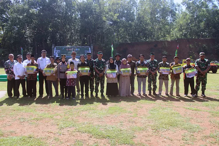 Rangkaian acara penutupan TMMD Reguler 119 Kodim 0729 Bantul antara lain ada bakti sosial seperti pemberian paket sembako kepada warga Dlingo Bantul.  (Dok. UMBY)