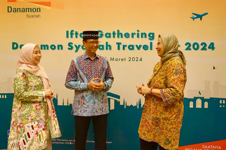 Dari kiri Refita Rulli, Syariah Financing Business Head, Herry Hykmanto, Direktur Syariah and Sustainability Finance dan Merci Santi Adriani, Syariah Funding Business Head Danamon dalam Danamon Syariah Travel Fair 2024 di Jakarta.  (Foto: Dok. Istimewa)
