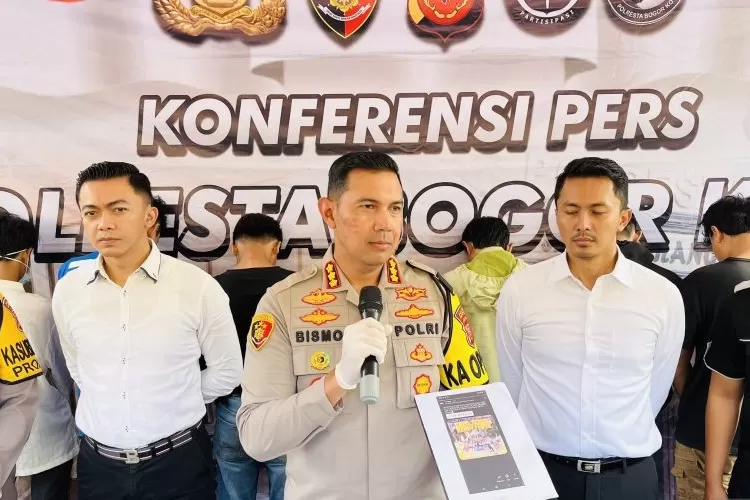 Kapolresta Bogor Kota Kombes Pol. Bismo Teguh Prakoso menunjukkan barang bukti kasus promosi judi  ( ANTARA/Shabrina Zakaria )