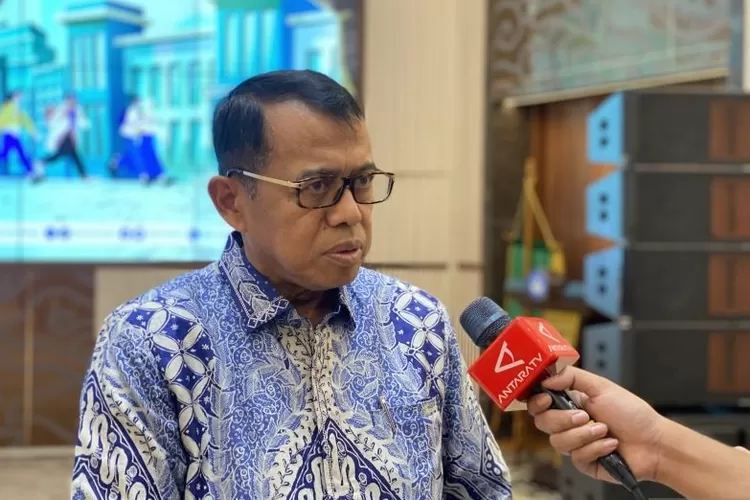 Ketua Umum Tim Penanggung Jawab Panitia Seleksi Nasional Penerimaan Mahasiswa Baru (SNPMB) 2024 Prof. Ganefri dalam Konferensi Pers Pengumuman Hasil Seleksi Jalur SNBP 2024 di Gedung D Kemendikbudristek, Jakarta, Selasa (26/3/2024).  (ANTARA/Astrid Faidlatul Habibah)