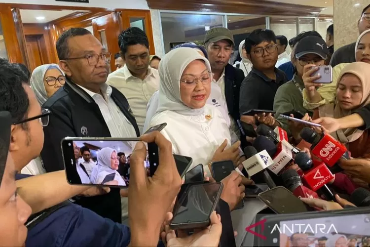 Menaker Ida Fauziyah ketika memberikan keterangan kepada media usai rapat kerja dengan Komisi IX DPR RI di Jakarta, Selasa (26/3). (ANTARA/Prisca Triferna)