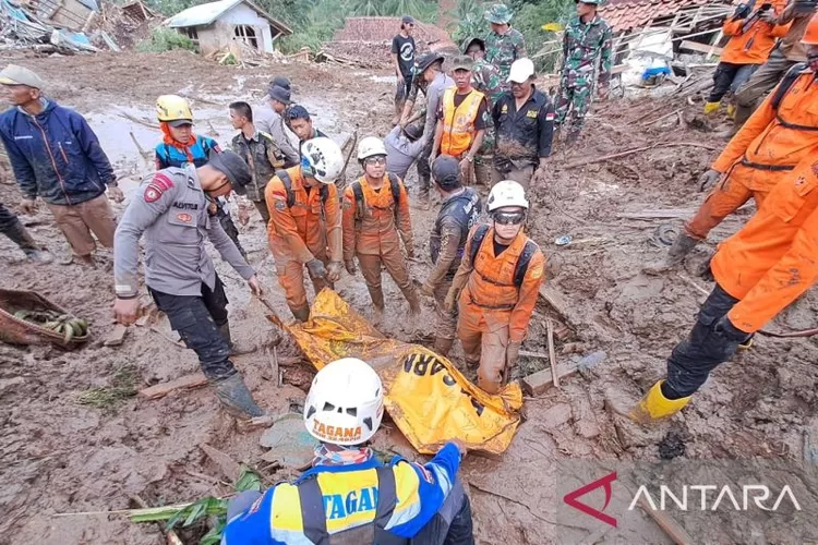 Tim SAR gabungan saat mengevakuasi jasad korban banjir dan tanah longsor di Gintung, Cicendo, Bandung Barat, Jawa Barat, Selasa (26/3/2024).  (ANTARA/HO-Basarnas)