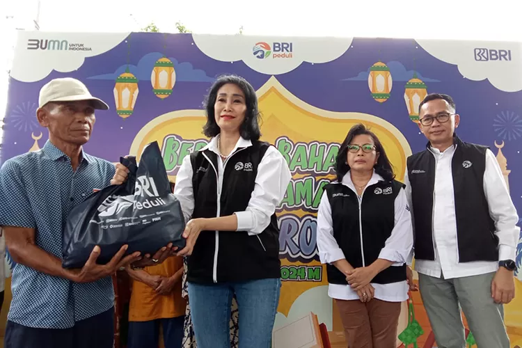 Direktur Konsumer PT Bank Rakyat Indonesia Tbk, Handayani (dua dari kiri) menyerahkan paket sembako kepada masyarakat dalam rangka program 'Berbagi Bahagia bersama BRI Group' menyambut bulan Ramadan Ramadan 1445 H di BRI Regional Office Yogyakarta, Rabu (27/3/2024). (Foto: Dok. Istimewa)