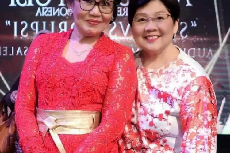 Ni Putu Putri Suastini (kiri) bersama Dhenok Kristianti.  (Foto: dokumentasi pribadi)