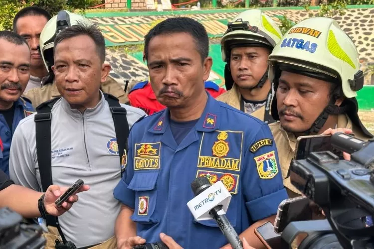 Kasi Ops Sudin Gulkarmat Jakarta Timur Gatot Sulaeman (tengah) saat memberikan keterangan di Kabupaten Bogor, Jawa Barat, Minggu (31/3/2024).  (ANTARA/Rio Feisal / HukamaNews.com)