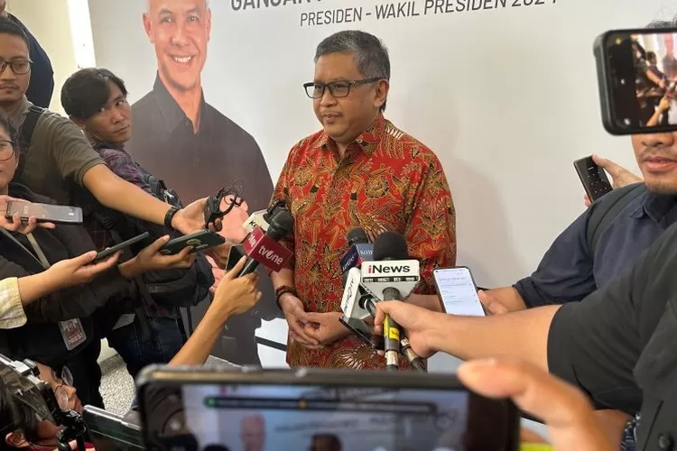 Sekjen PDI Perjuangan Hasto Kristiyanto saat memberikan keterangan di kawasan Menteng, Jakarta, Senin (1/4/2024).  (ANTARA/Rio Feisal)