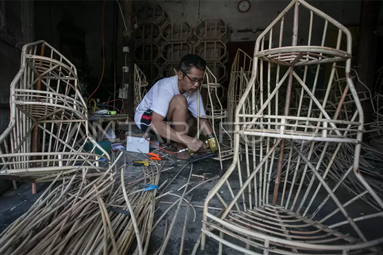 Arsip. Perajin rotan menyelesaikan pesanan keranjang parcel Lebaran. (Antara)