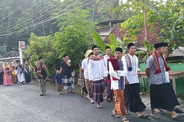 Para jamaah Masjid Aolia Giriharjo, Panggang Gunungkidul usai melaksanakan Sholat Idul Fitri.  (Bambang Purwanto)