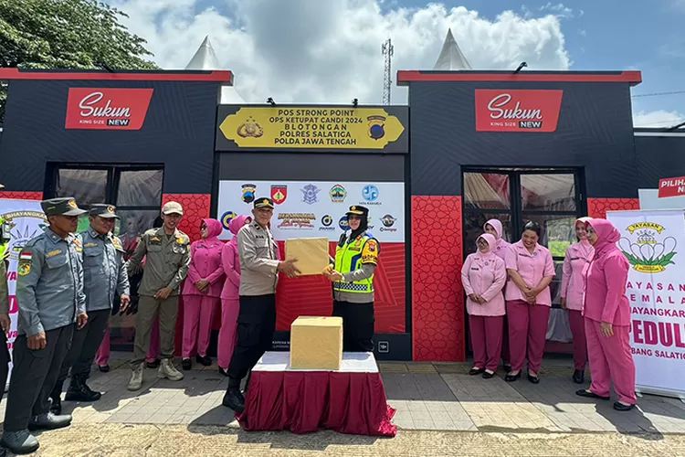 Kapolres Salatiga, AKBP Aryuni Novitasari dan Pengurus Bhyangkari memberi bingkisan Lebaran ke Pos Pengamanan.  (Dok Humas Polres Salatiga )