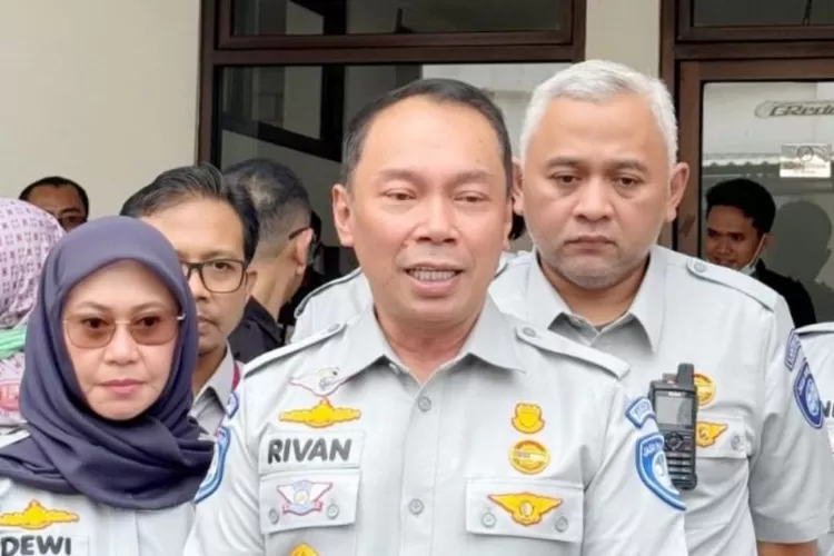 Direktur Utama PT Jasa Raharja (Persero) Rivan A. Purwantono saat melakukan kunjungan ke RSUD Karawang, Jawa Barat, Senin (8/4/2024).  (ANTARA/HO-Humas Jasa Raharja)