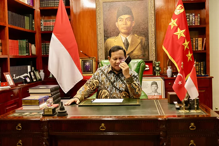 Presiden terpilih Prabowo Subianto saat menerima telepon dari Presiden Turki Erdogan. (Tim Prabowo)
