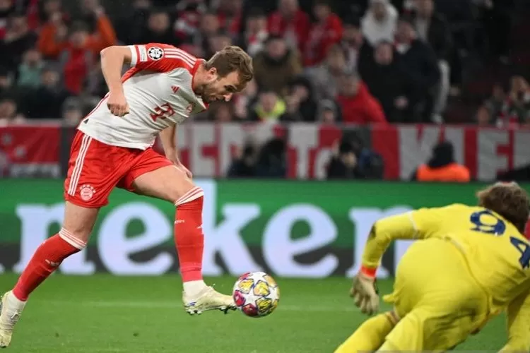 Arsip. Penyerang Bayern Munich asal Inggris #09 Harry Kane (kiri) mencetak gol 3-0 melewati kiper Italia Italia #94 Ivan Provedel selama babak 16 besar Liga Champions UEFA, pertandingan sepak bola leg kedua antara FC Bayern Munich dan Lazio di Munich, Jerman selatan pada 5 Maret 2024.  (ANTARA/AFP/Kirill Ku)