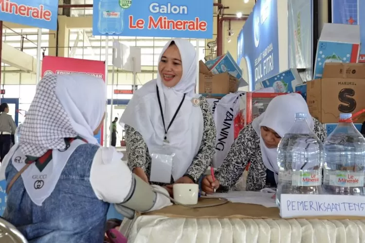 Stan pemeriksaan tensi darah perempuan yang disediakan Ikatan Bidan Indonesia (IBI) guna mendekatkan layanan kesehatan bagi perempuan dan anak selama Lebaran berlangsung.  (ANTARA/HO-Le Minerale)