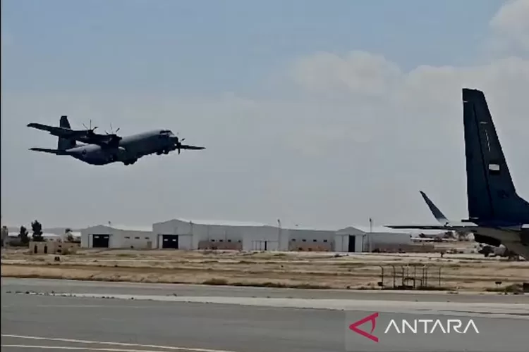 Pesawat TNI Angkatan Udara C-130 J Super Hercules lepas landas dari Pangkalan Udara King Abdullah II di Zarqa, Yordania, untuk misi penerjunan bantuan langsung ke Gaza, Selasa.  (ANTARA/HO-Biro Humas Setjen Kemhan RI)